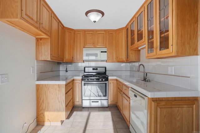 a view of empty room with a ceiling fan