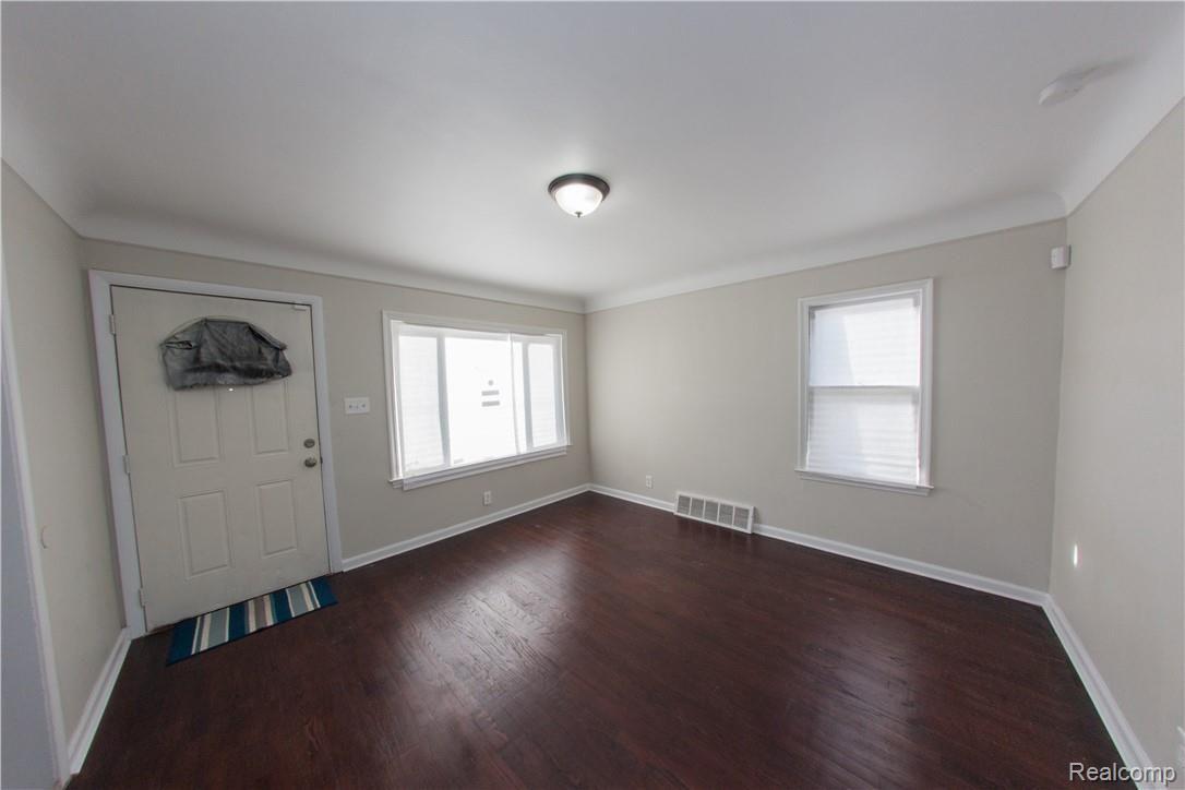 13437 Toepfer Road Warren, MI 48089 - Photo 4 of 57 livingroom-4.jpg
