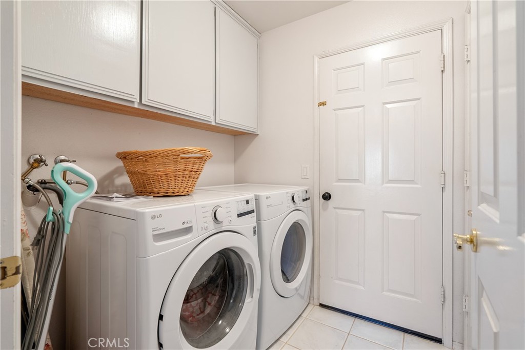 918 Inverness Drive Paso Robles, CA 93446 - Photo 21 of 38 a utility room with dryer and washer