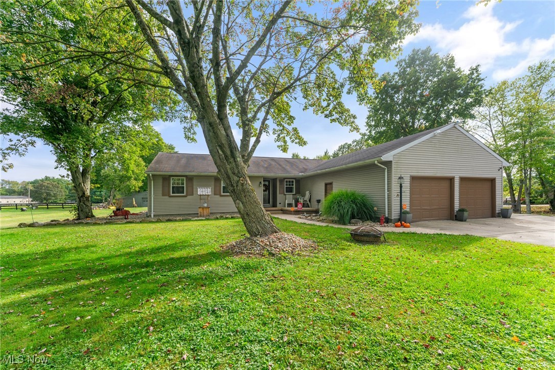 6152 Chestnut-Ridge Road Hubbard, OH 44425 - Photo 27 of 28 Ranch-style house with a front lawn and a garage