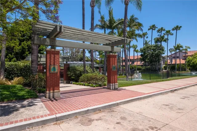 $2,295,000 | 18 East Malaga Place, Manhattan Beach, CA 90266