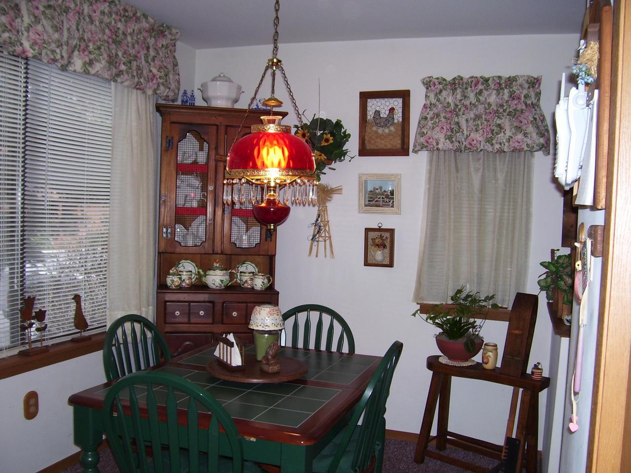 161 Stream Court Bushkill, PA 18324 - Photo 3 of 8 DINING ROOM