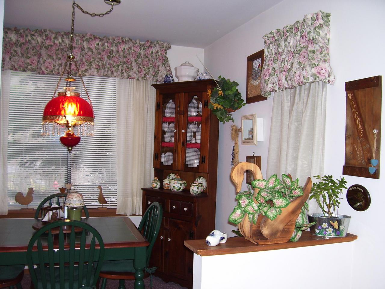 161 Stream Court Bushkill, PA 18324 - Photo 4 of 8 DINING ROOM