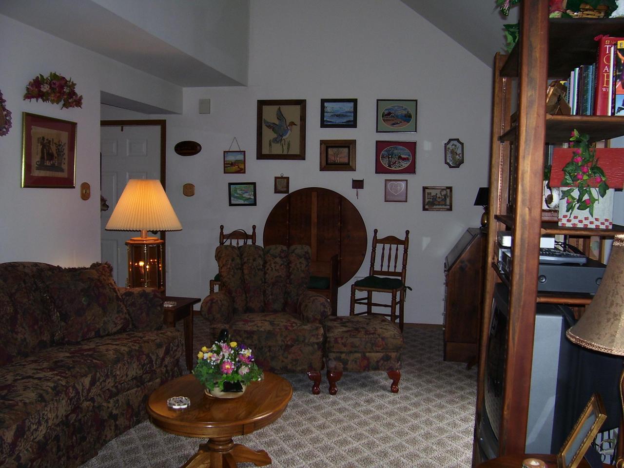 161 Stream Court Bushkill, PA 18324 - Photo 5 of 8 LIVING ROOM