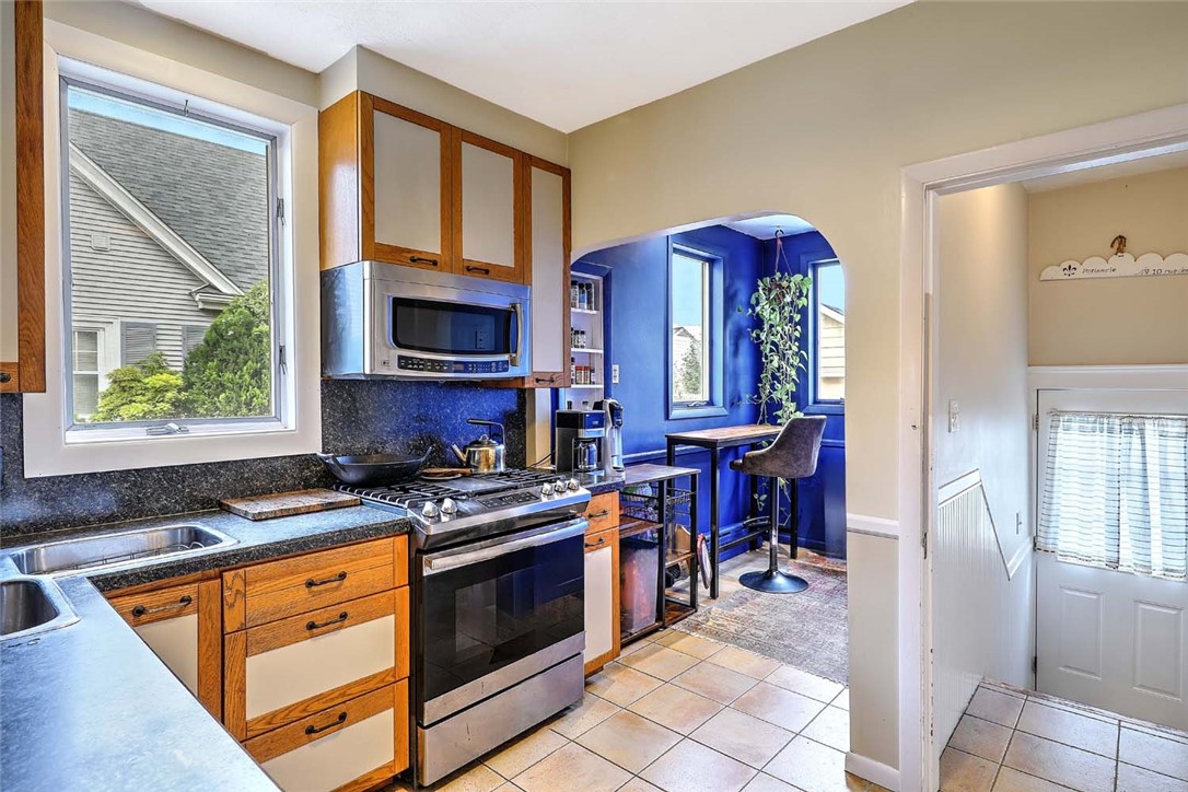 15 Greenfield Street Pawtucket, RI 02861 - Photo 13 of 38