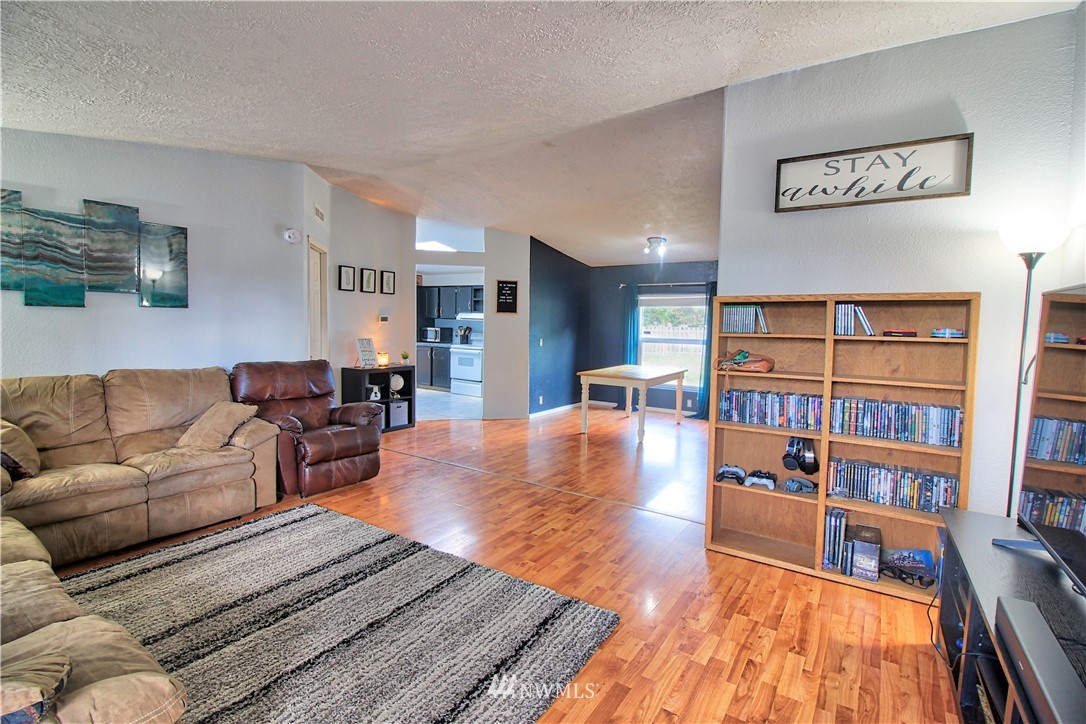 19310 Loganberry Street Southwest Rochester, WA 98579 - Photo 5 of 25