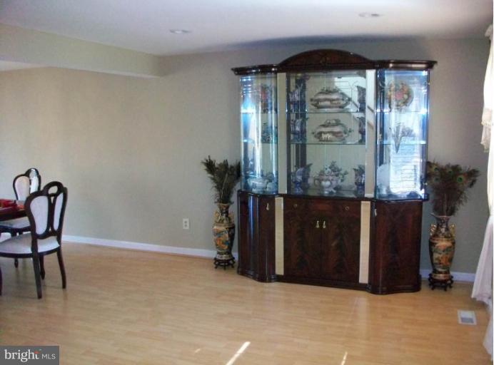 9334 Burke Road Burke, VA 22015 - Photo 2 of 14 Living Room