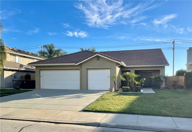 a front view of house with yard