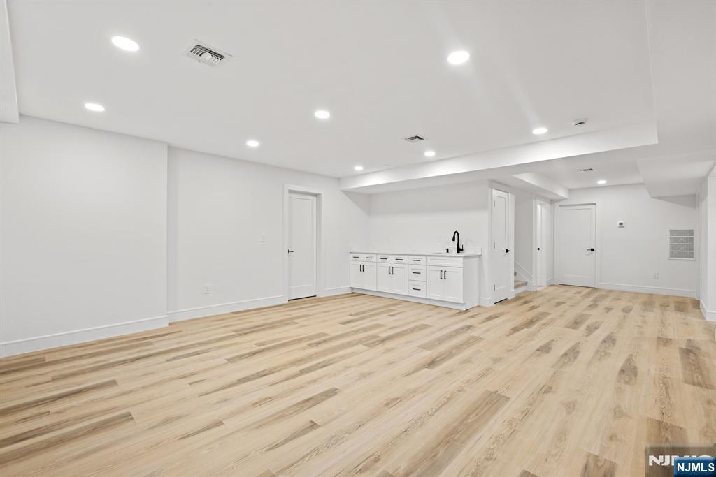 187 Brookfield Avenue Paramus, NJ 07652 - Photo 20 of 22