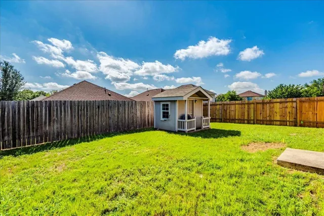 a view of a house with backyard and garden