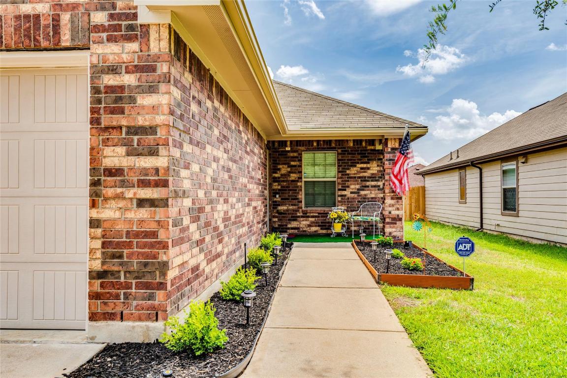185 Housefinch Loop Leander, TX 78641 - Photo 4 of 39 a front view of a house with a yard