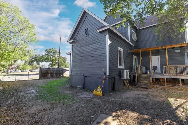 a view of a house with backyard and porch