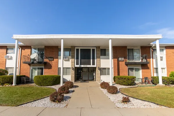 $210,000 | 9500 Dee Road, Unit 202B, Des Plaines, IL 60016
