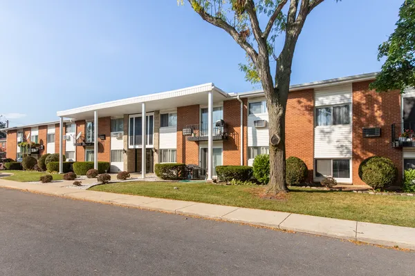 $210,000 | 9500 Dee Road, Unit 202B, Des Plaines, IL 60016
