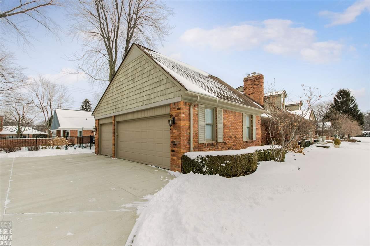 42 South Duval Road Grosse Pointe, MI 48236 - Photo 28 of 29 31340058-27.JPG