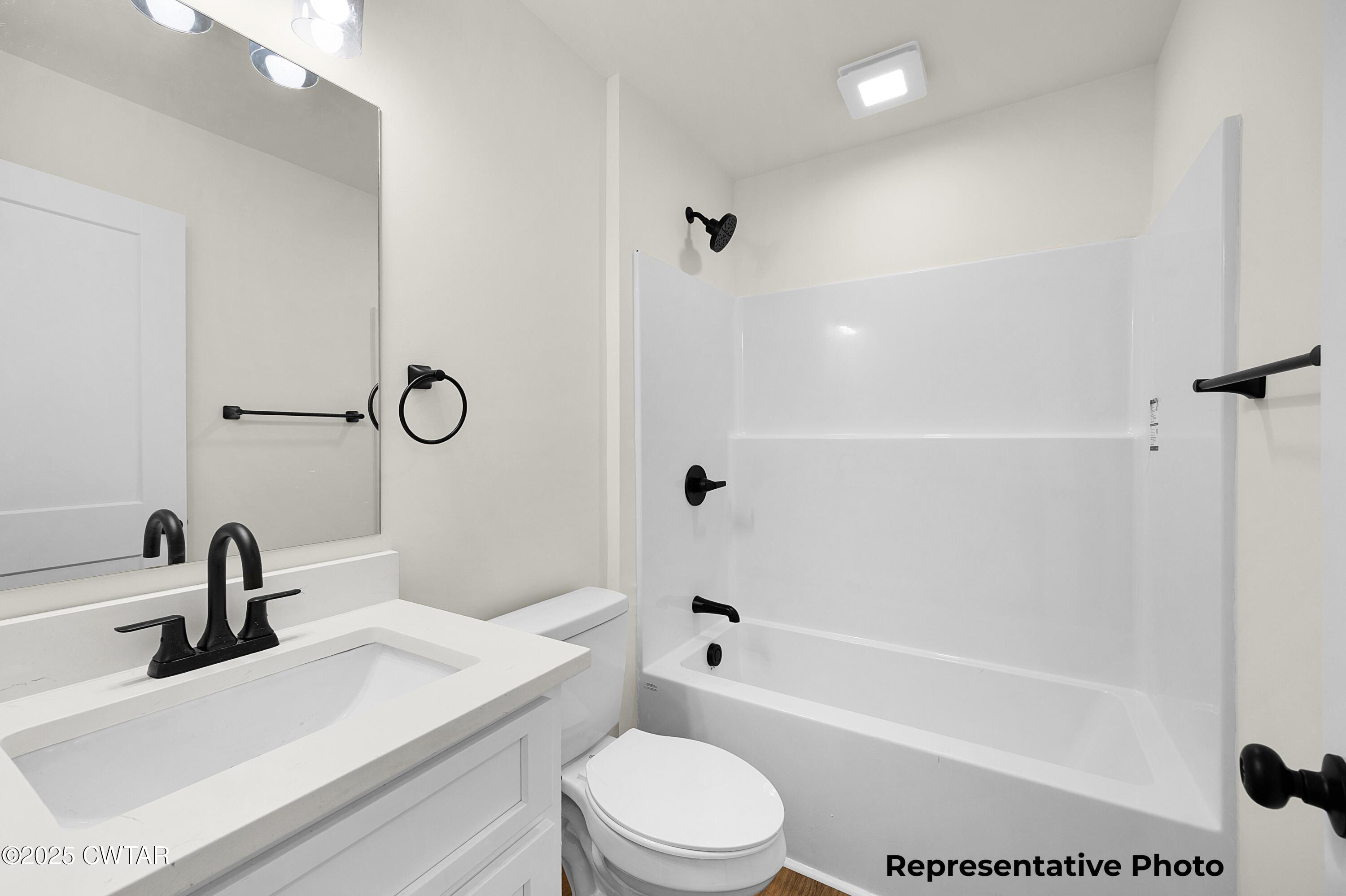 118 Roland Avenue Jackson, TN 38301 - Photo 19 of 24 a bathroom with a sink a toilet and a bathtub