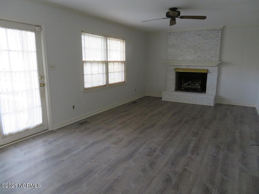 109 Nottingham Road Jacksonville, NC 28540 - Photo 13 of 62 Large Family Room (2)