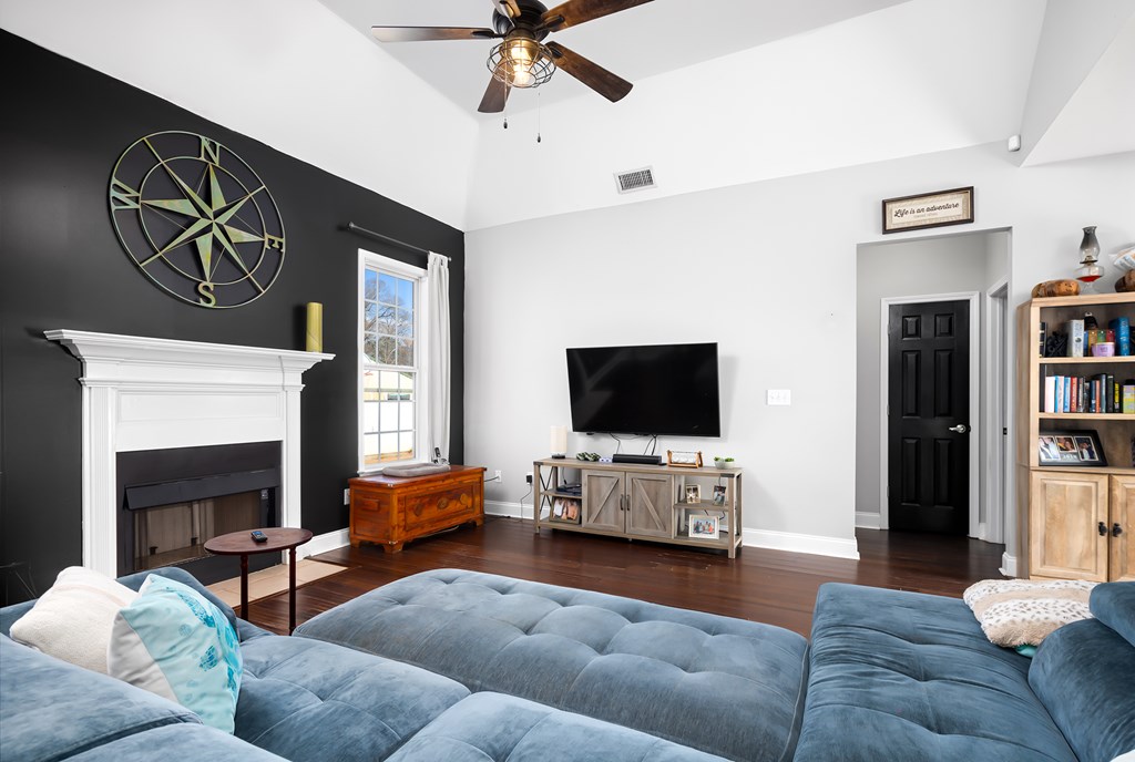 72 Newton Road LaGrange, GA 30240 - Photo 8 of 32 living room