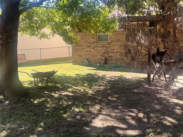a view of a yard with an tree