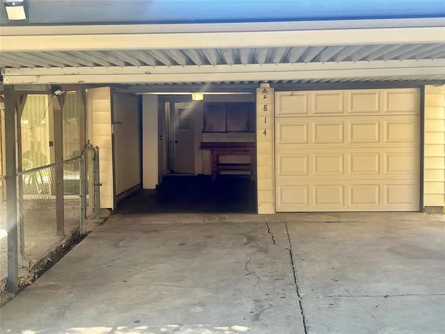 a view of entryway with a front door