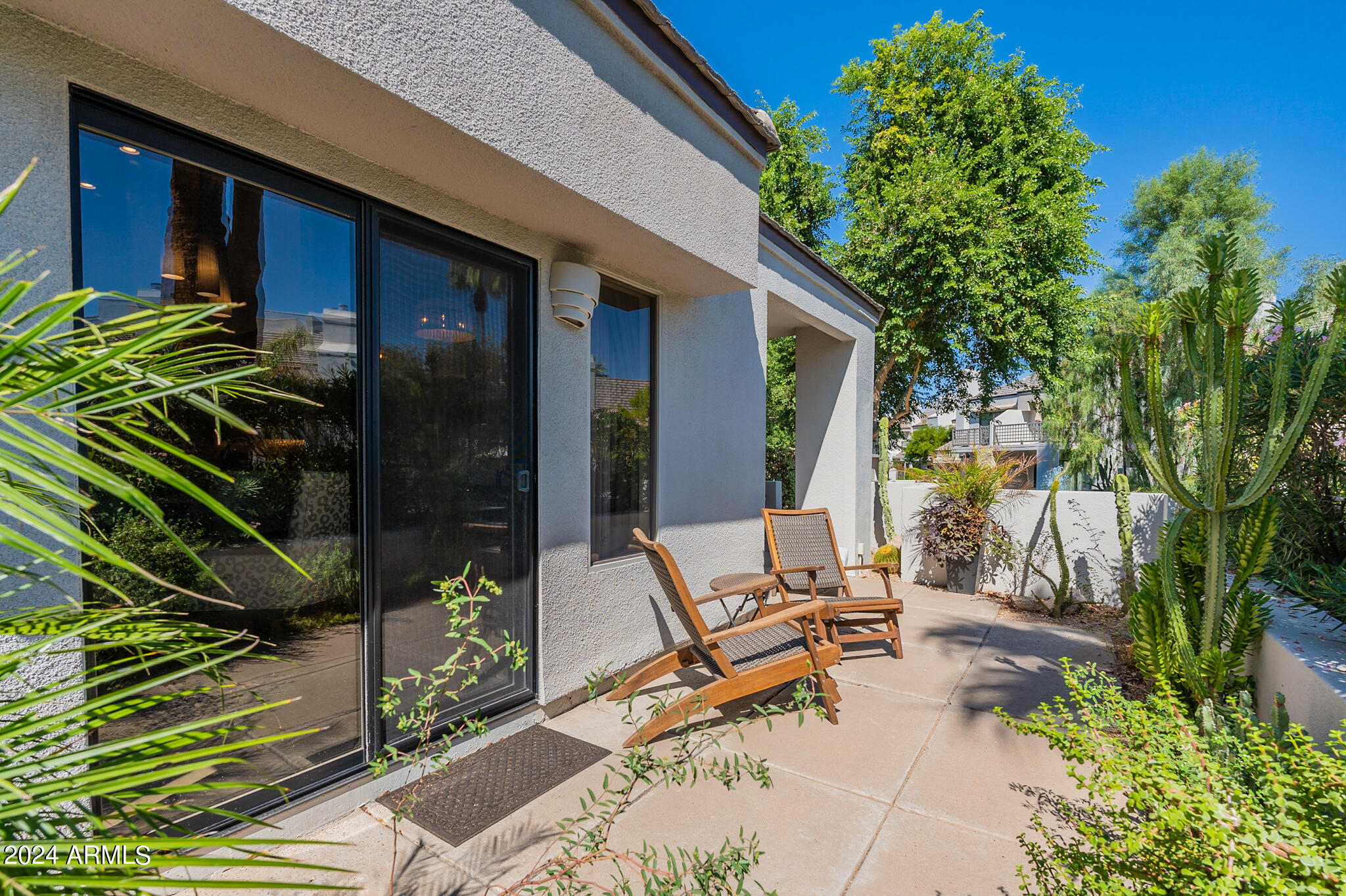 7272 East Gainey Ranch Road, Unit 101 Scottsdale, AZ 85258 - Photo 26 of 36 a view of patio with a table and chairs and potted plants