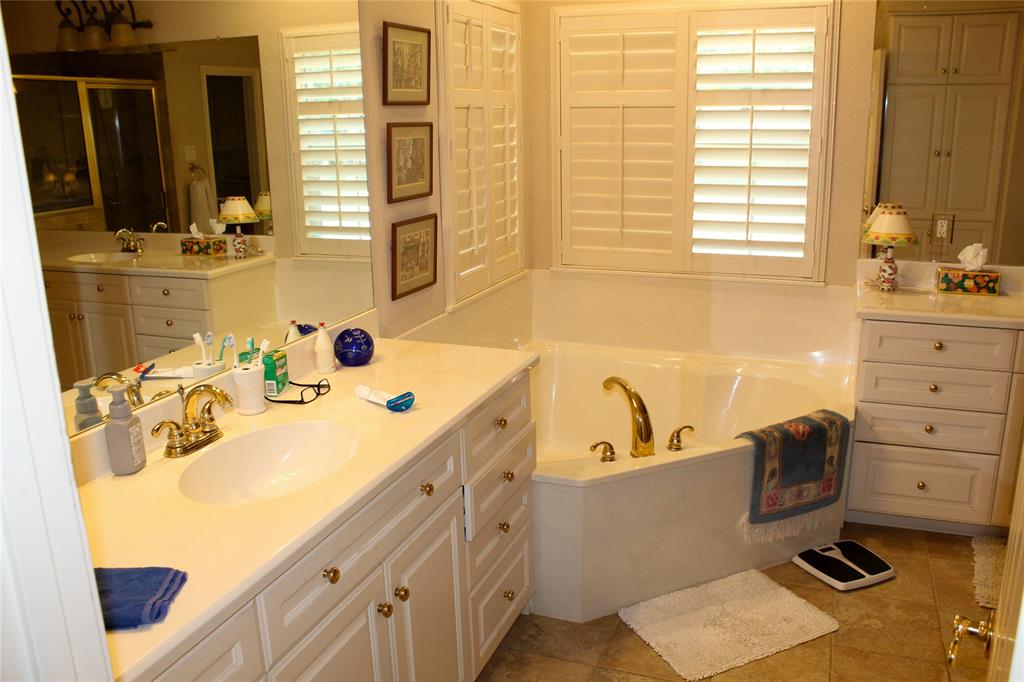110 Bay Tree Trail Mabank, TX 75156 - Photo 13 of 20 a bathroom with a tub sink and mirror