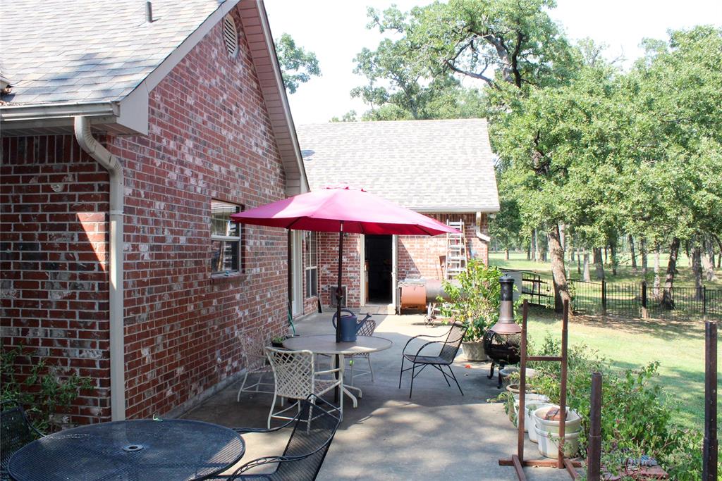 110 Bay Tree Trail Mabank, TX 75156 - Photo 18 of 20 a backyard of a house with table and chairs