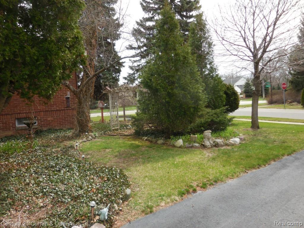 18845 Merriman Road Livonia, MI 48152 - Photo 32 of 43 SIDE YARD