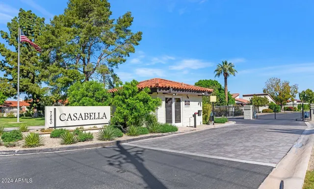 a view of a tennis court