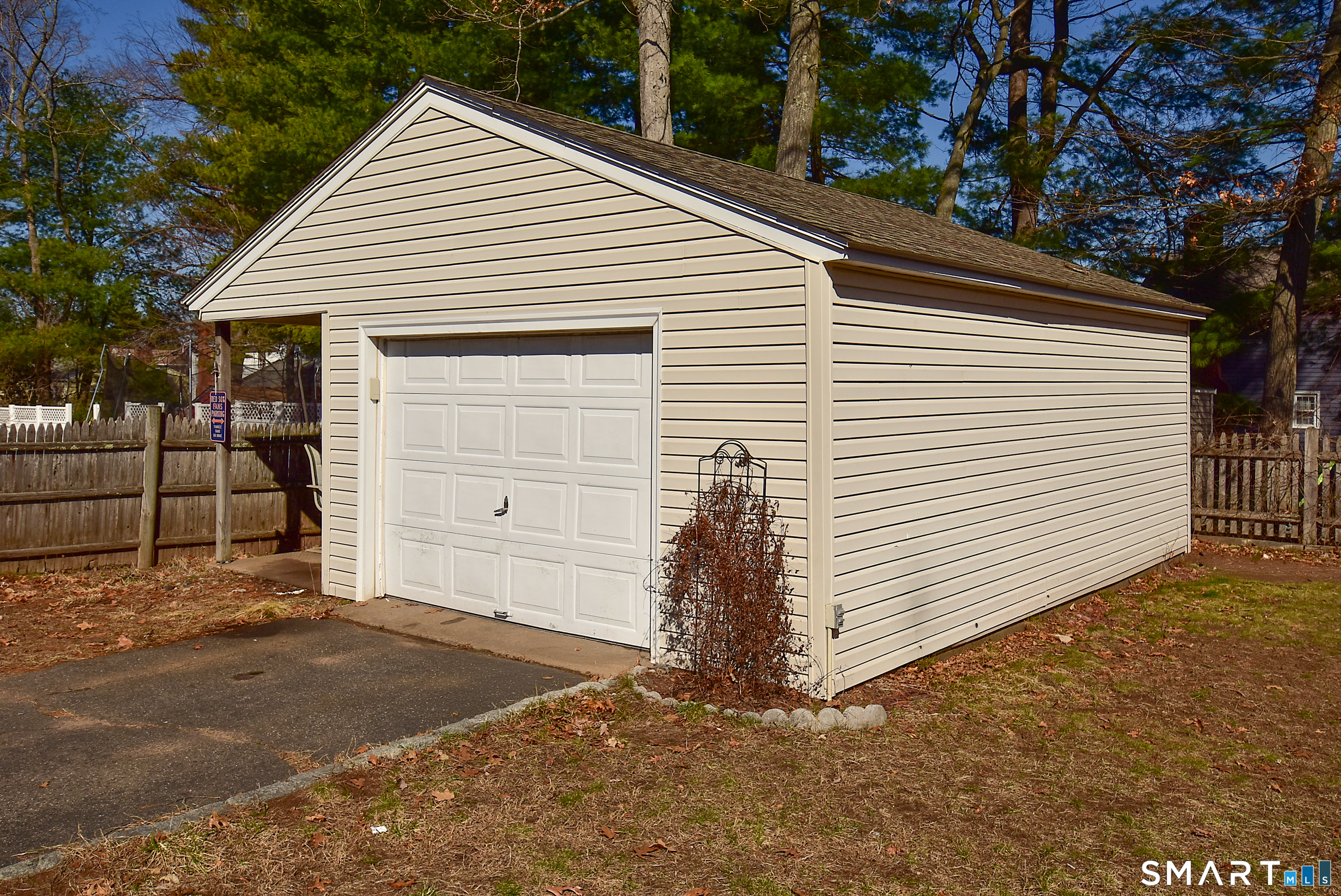 3 French Road Manchester, CT 06042 - Photo 19 of 20 a view of a white house