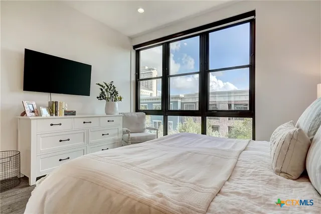 $798,800 | 800 Embassy Drive, Unit 319, Austin, TX 78702