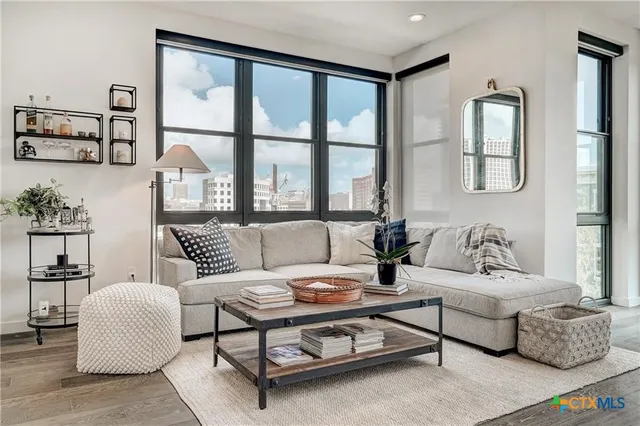 $798,800 | 800 Embassy Drive, Unit 319, Austin, TX 78702