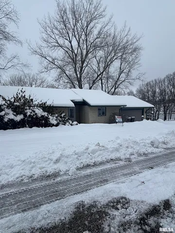 $172,500 | 17 Springwater Drive, Jacksonville, IL 62650