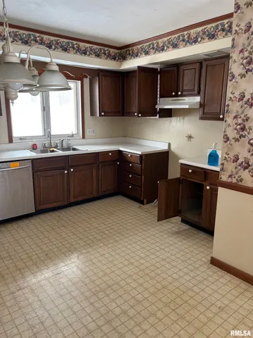 $172,500 | 17 Springwater Drive, Jacksonville, IL 62650