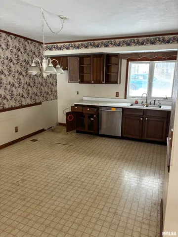 $172,500 | 17 Springwater Drive, Jacksonville, IL 62650