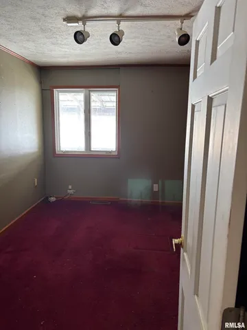 $172,500 | 17 Springwater Drive, Jacksonville, IL 62650