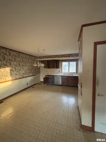 $172,500 | 17 Springwater Drive, Jacksonville, IL 62650