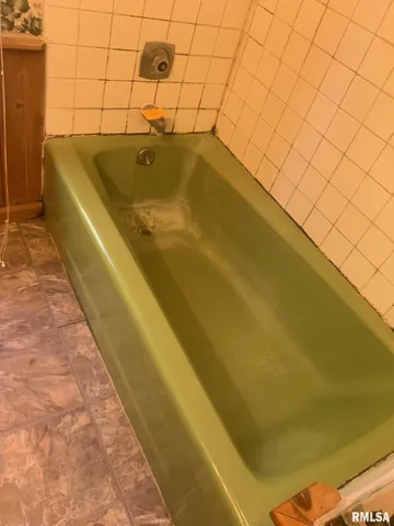 $172,500 | 17 Springwater Drive, Jacksonville, IL 62650