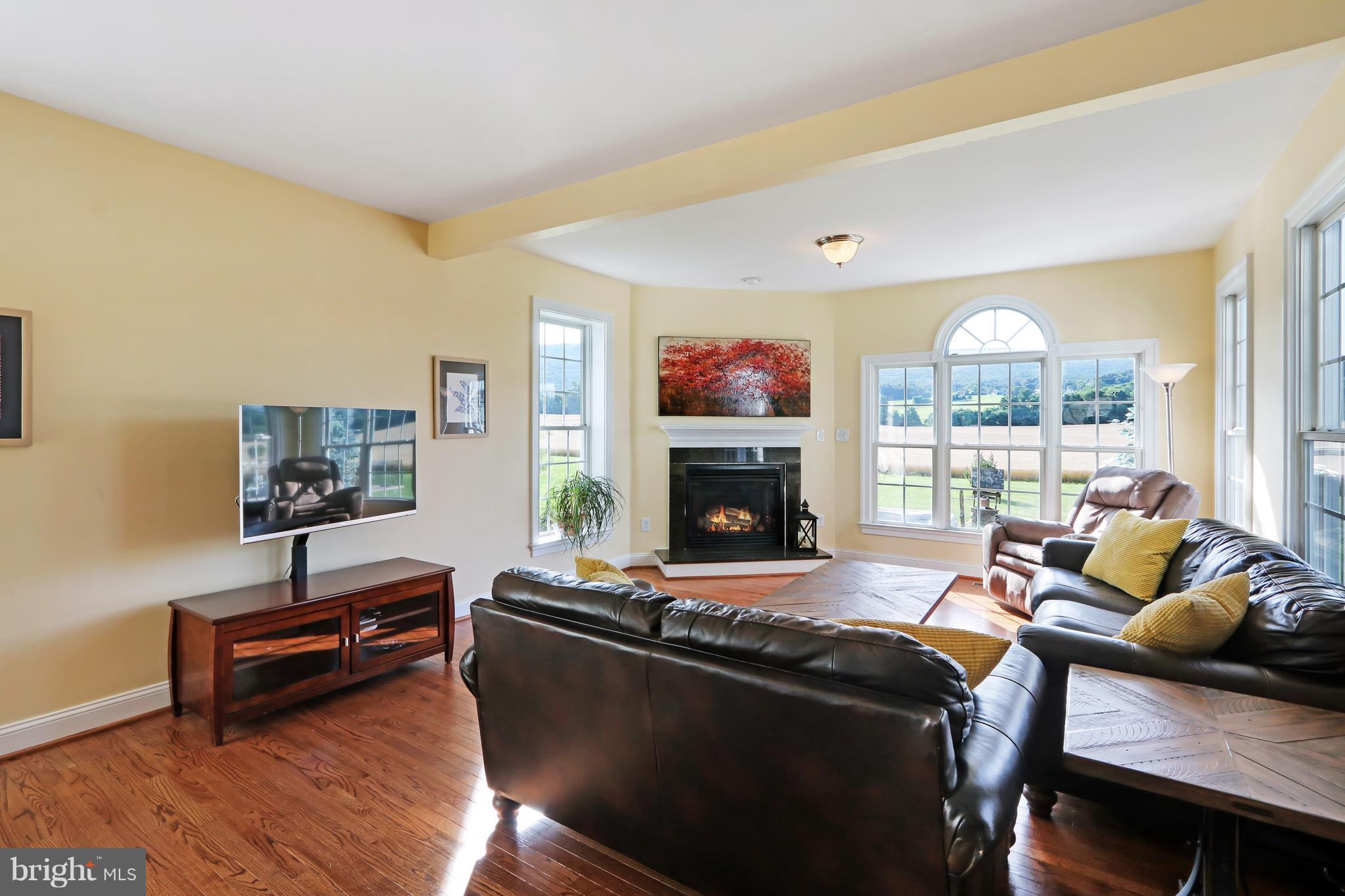 9215 Stottlemeyer Road Boonsboro, MD 21713 - Photo 4 of 30 Living Room