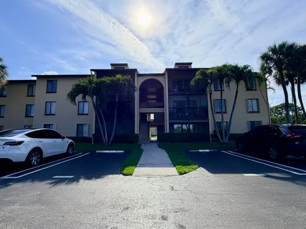 $2,100 | 616 Sea Pine Way, Unit C3, Greenacres, FL 33415