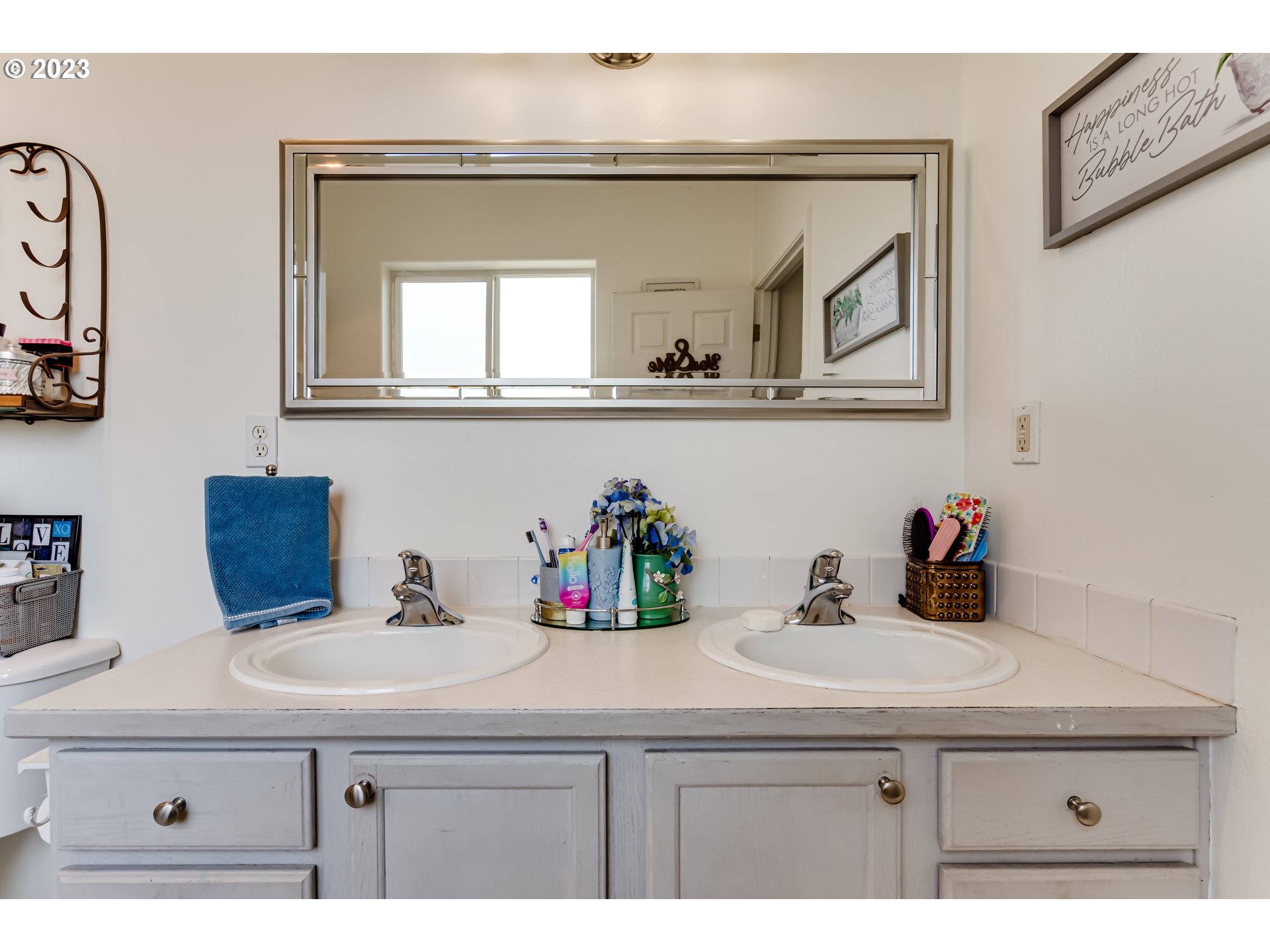 1616 South 59th Street Springfield, OR 97478 - Photo 32 of 44 a bathroom with a sink and a mirror