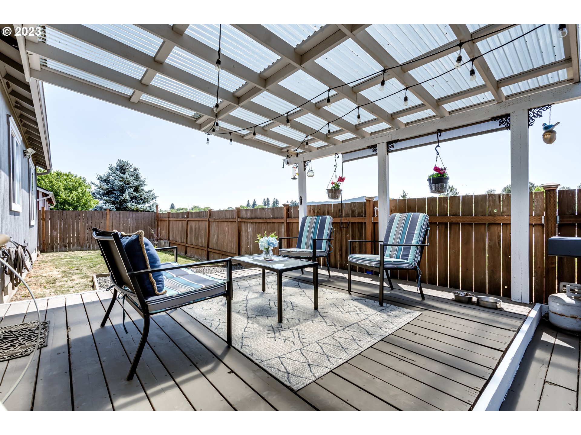 1616 South 59th Street Springfield, OR 97478 - Photo 41 of 44 a view of sitting area with furniture