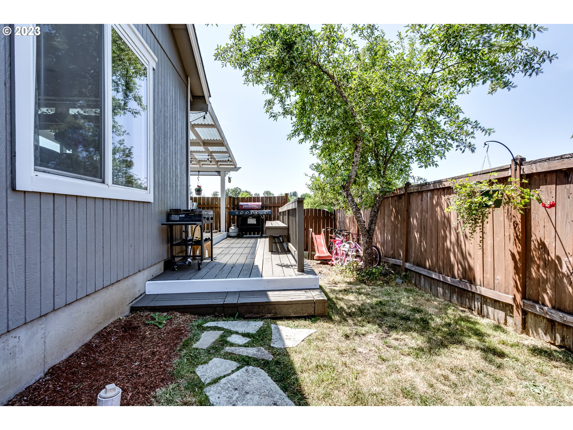 1616 South 59th Street Springfield, OR 97478 - Photo 42 of 44 a backyard of a house with table and chairs