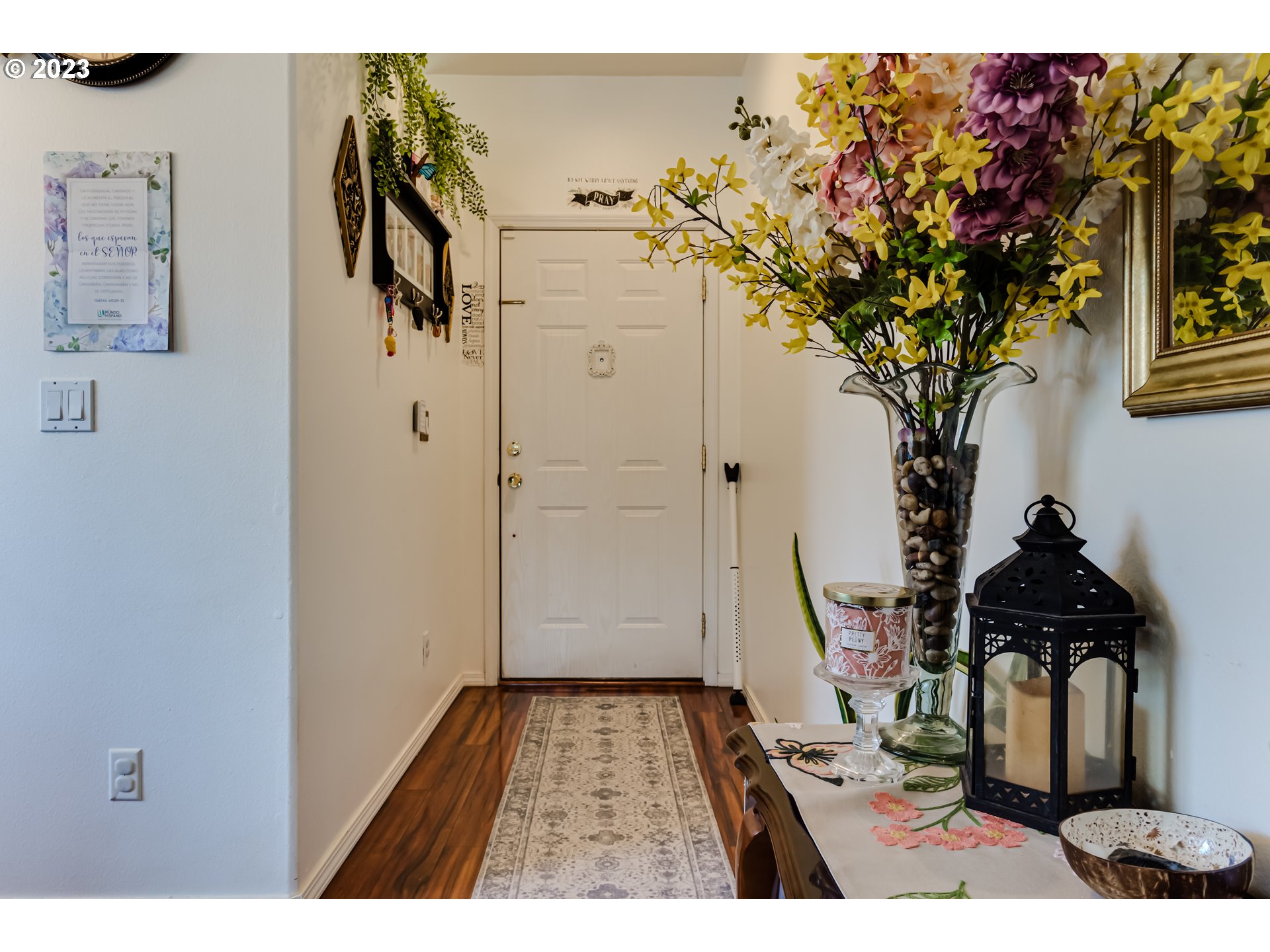 1616 South 59th Street Springfield, OR 97478 - Photo 7 of 44 a picture of a room with wooden floor and potted plant