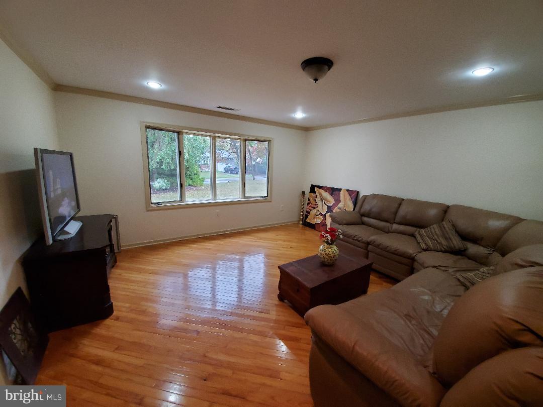 60 Valley Road Warrington, PA 18976 - Photo 5 of 27 Living Room