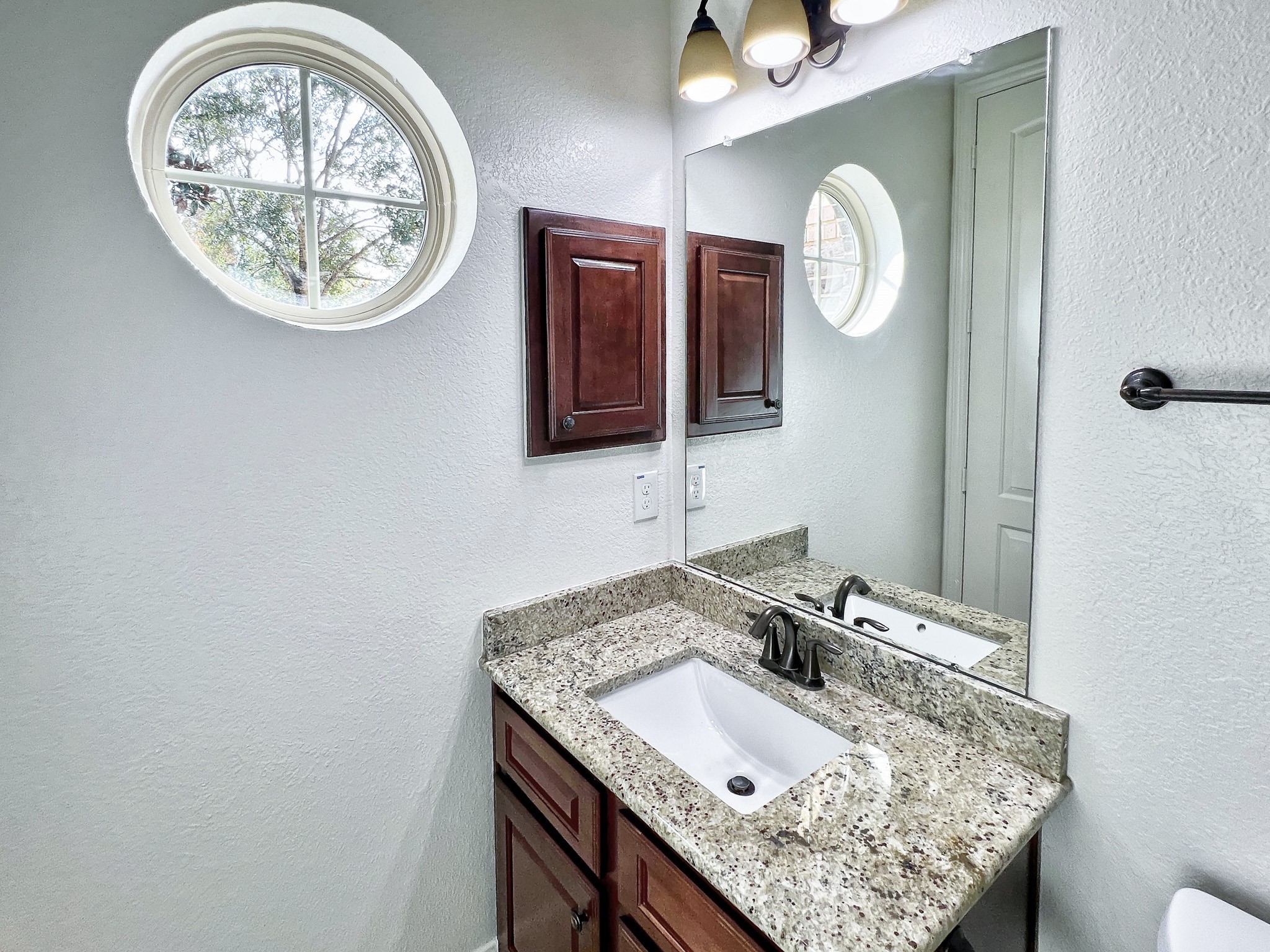 78 Lindenberry Circle Tomball, TX 77375 - Photo 29 of 36 Jack & Jill Bath