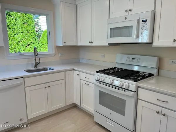 $3,250 | 8 Smith Street, Unit 2, Greenwich, CT 06830