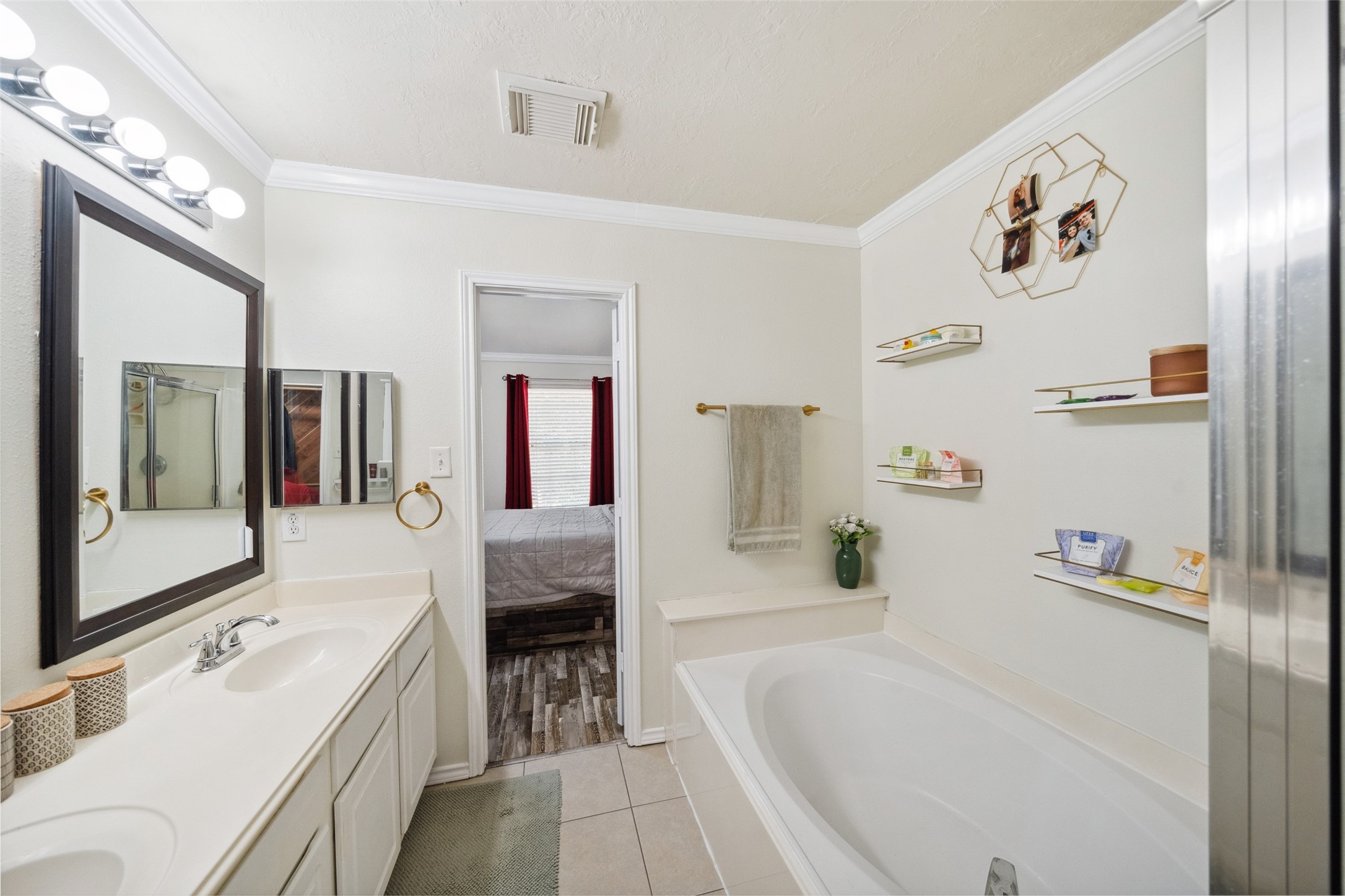 38 Wineberry Place Spring, TX 77382 - Photo 23 of 32 a bathroom with a tub a sink and mirror