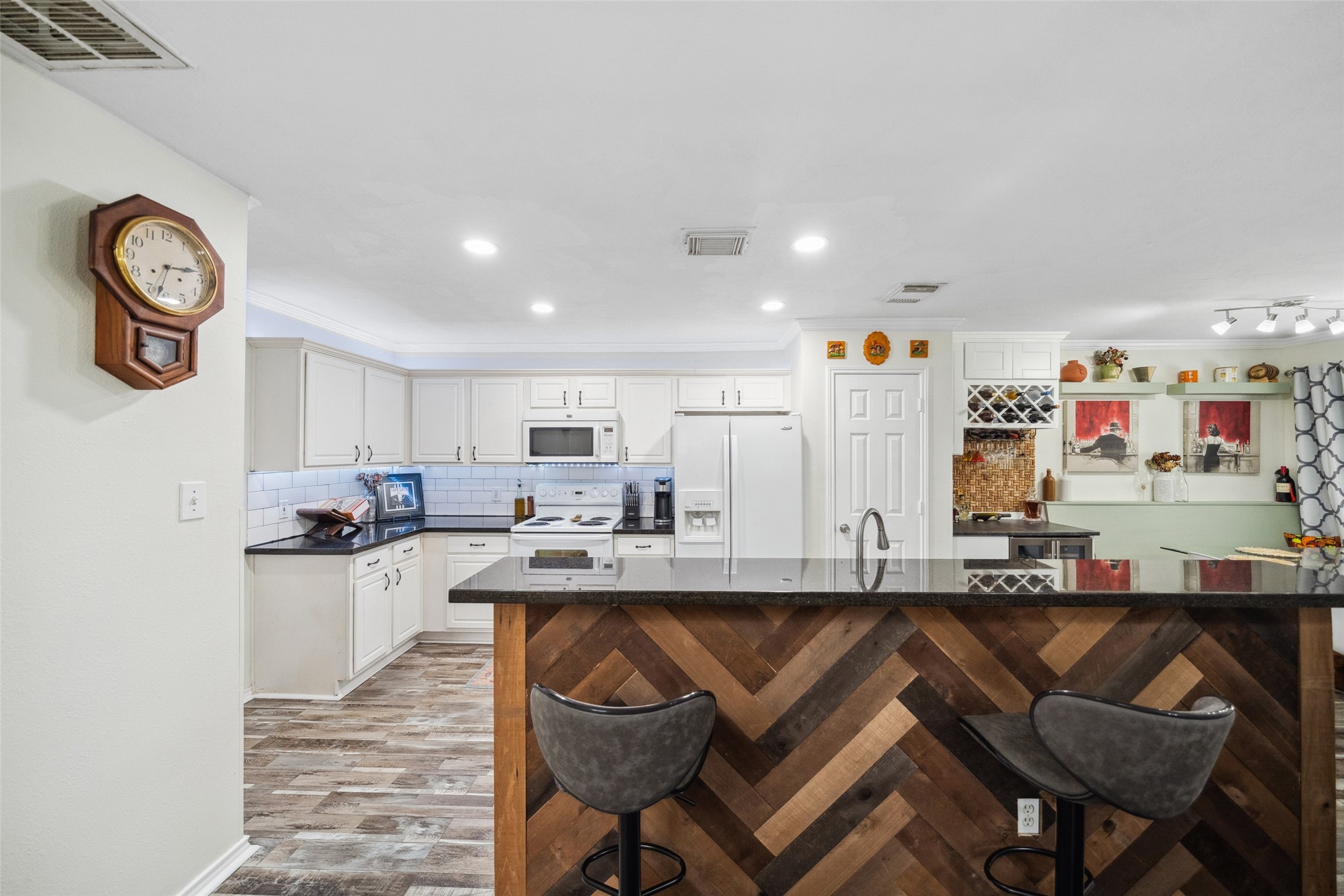38 Wineberry Place Spring, TX 77382 - Photo 4 of 32 a kitchen with a table and chairs in it