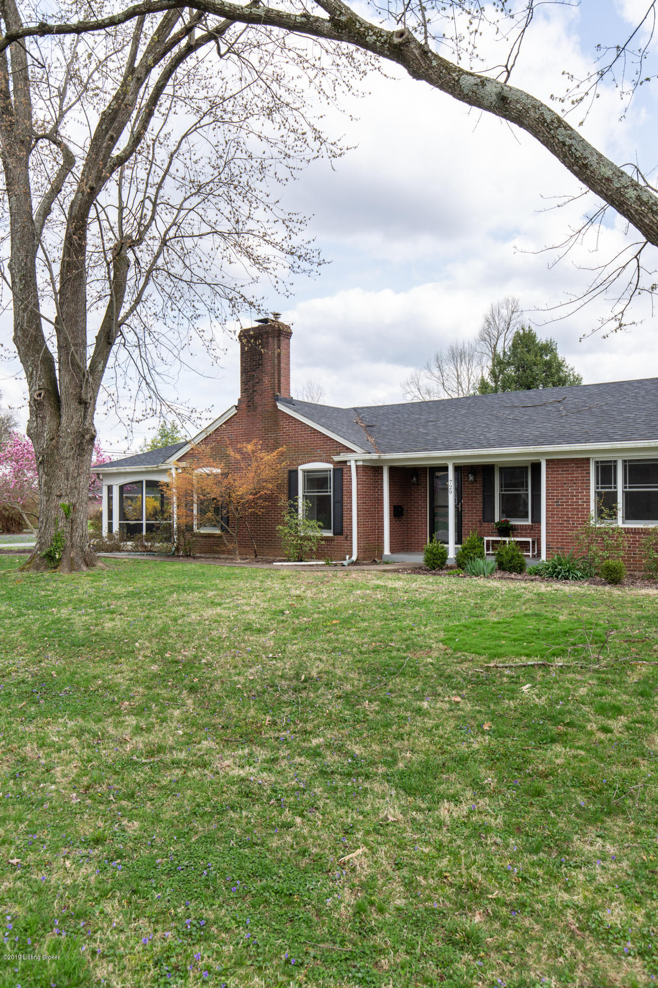 729 Wicklow Road Louisville, KY 40207 - Photo 2 of 27 729_Wicklow_Rd-24